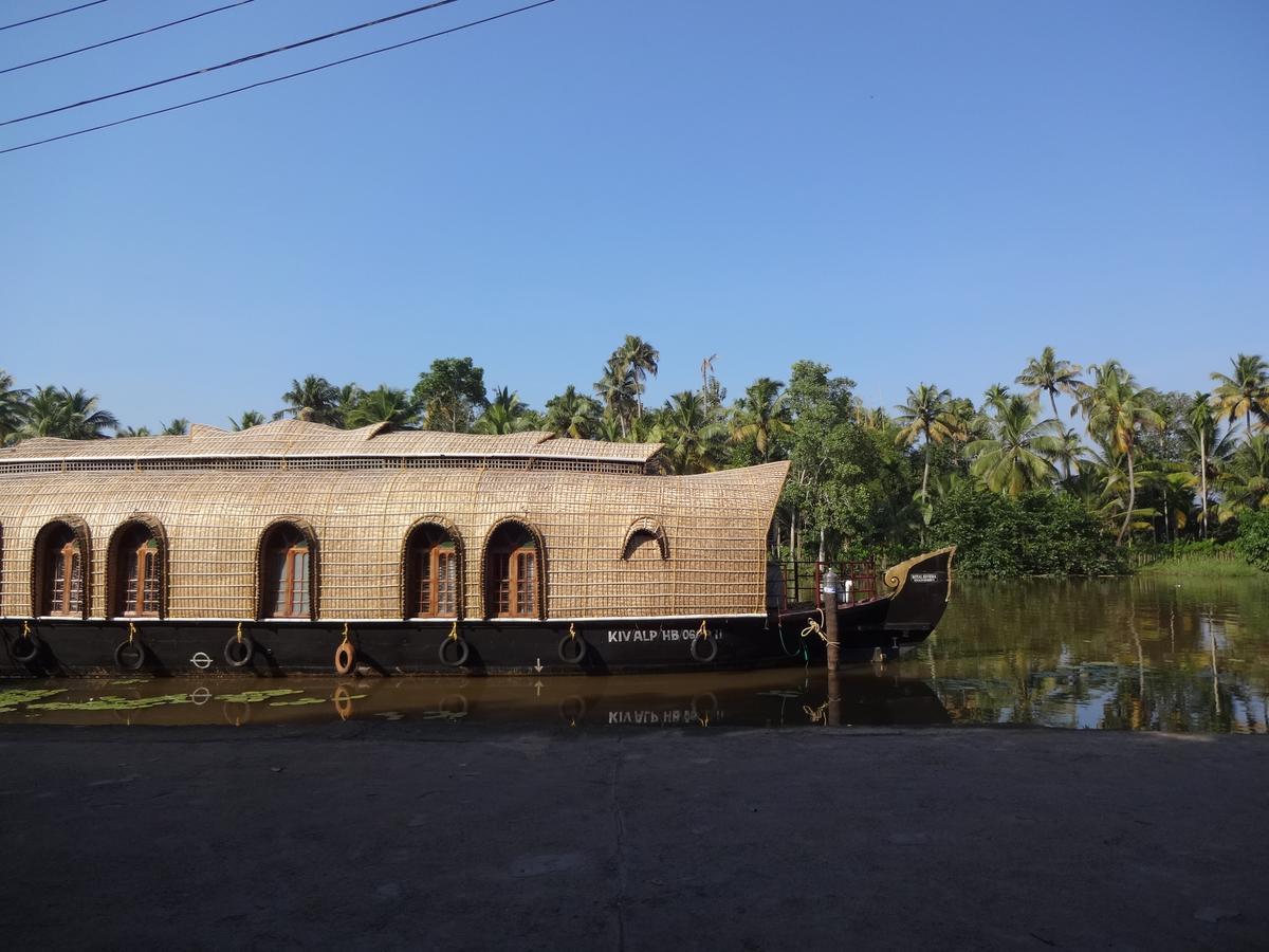 Royal Riviera Hotel Kumarakom Exterior foto