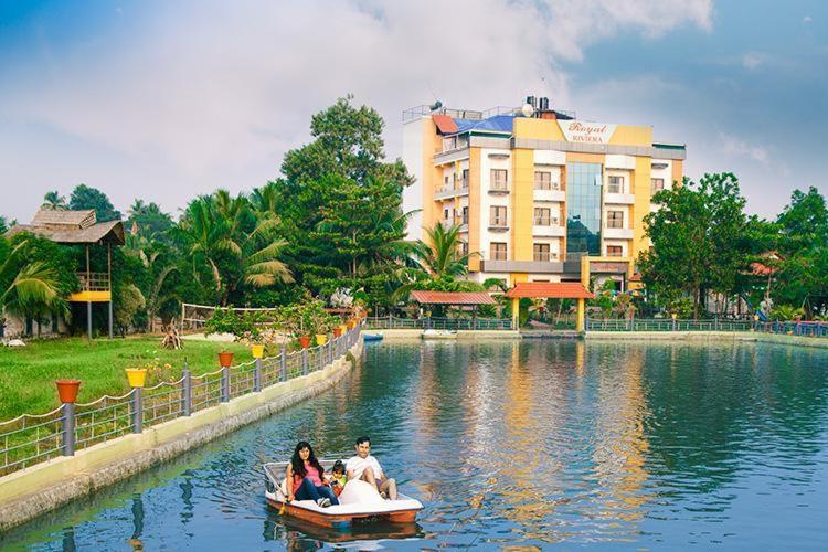 Royal Riviera Hotel Kumarakom Exterior foto