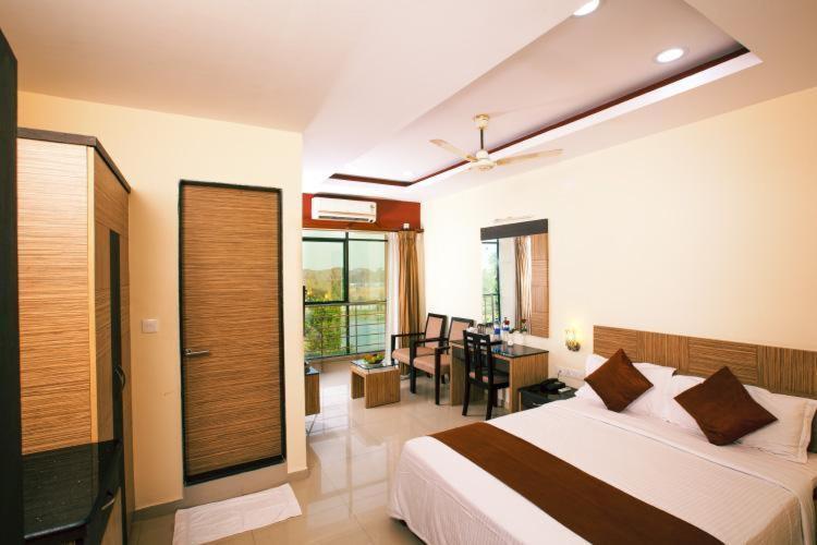 Royal Riviera Hotel Kumarakom Exterior foto