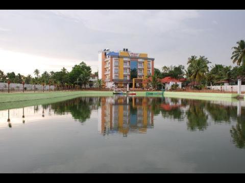 Royal Riviera Hotel Kumarakom Exterior foto