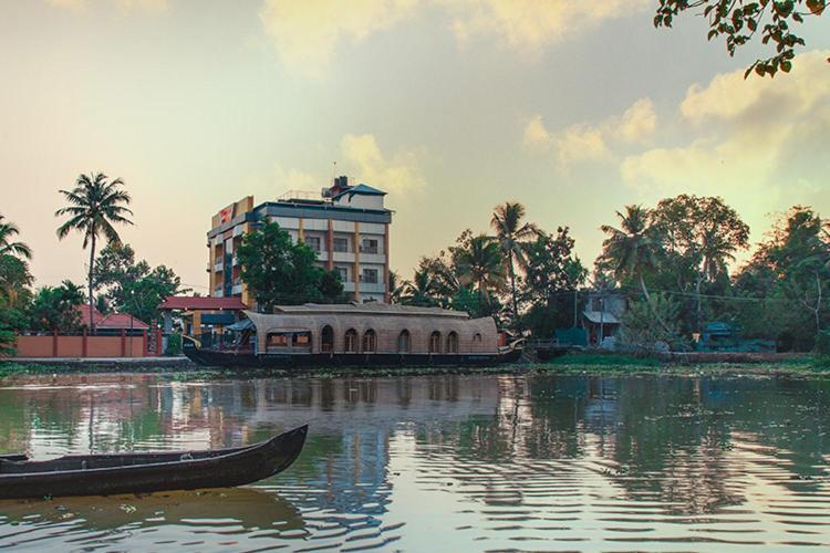 Royal Riviera Hotel Kumarakom Exterior foto