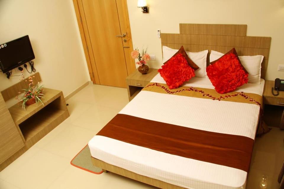 Royal Riviera Hotel Kumarakom Exterior foto
